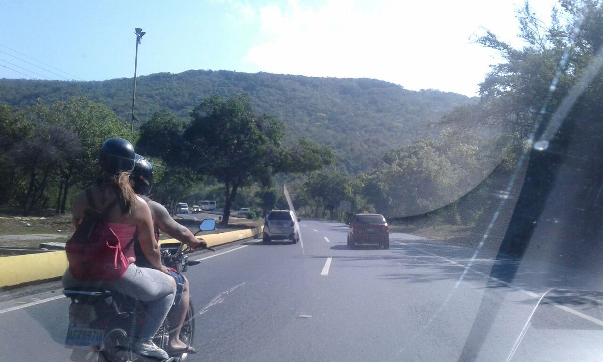 goddeliett_joan's tweet photo. #TrafficCenter #Troncal9 afluencia entre #ElBanqueo y Dist. Merecure sentido #Higuerote https://t.co/LFqKeHBEiX @FMCENTER