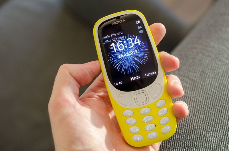 AlfaBetaJuega's tweet photo. El nuevo Nokia 3310 (49 euros) es una cucada, no podéis negárnoslo. https://t.co/jnY4gQNYgx