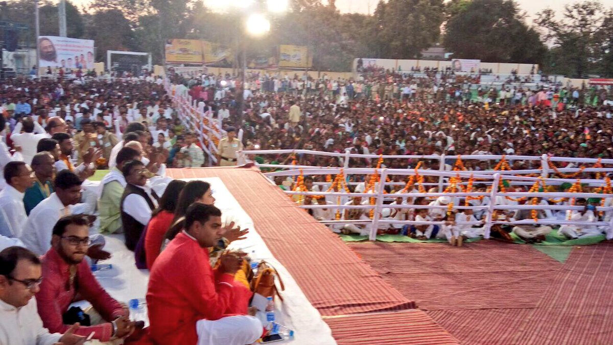 Gurudev's tweet photo. Daring a strike call by Naxals,large numbers participated in evening satsang &amp; pledged to create better society in Bijapur,Chhattisgarh.(1) https://t.co/Vzl6kTBK8P