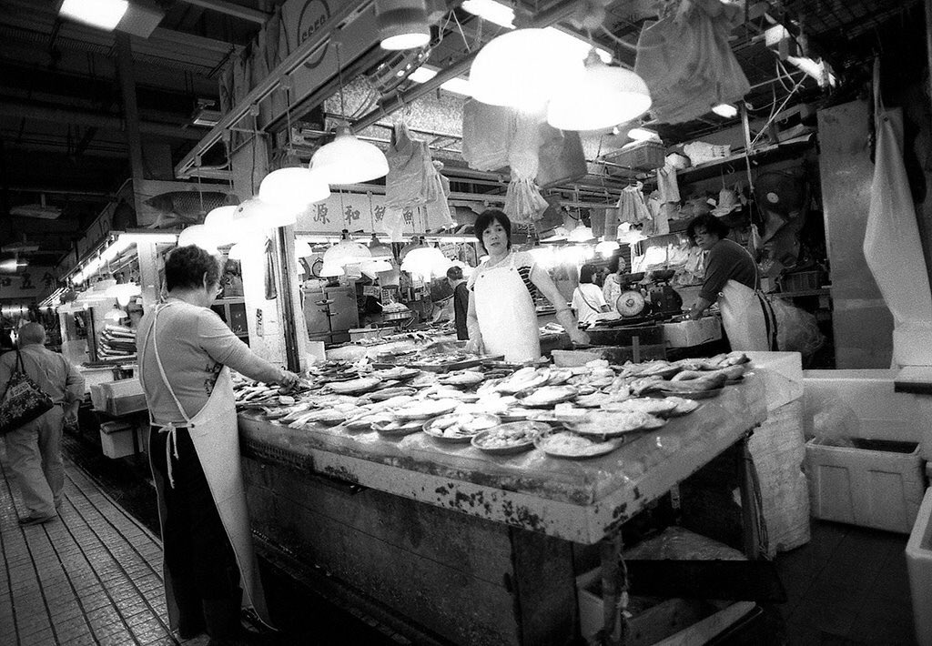 lukalok's tweet photo. Shoot on #Nikon FM2, #nikkor 20mm f/2.8 lens, #Rollei #RETRO400 #blackandwhite #fm2 #film #photography #wideangle #street #wetmarket #day https://t.co/hJBoCNBDmD