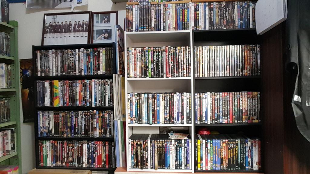 ハタルツェネッガー on Twitter &quot;DVD棚を晒したら映画好きフォロワーさん増える DVD枚数816枚。 並びは五十音順。 洋画