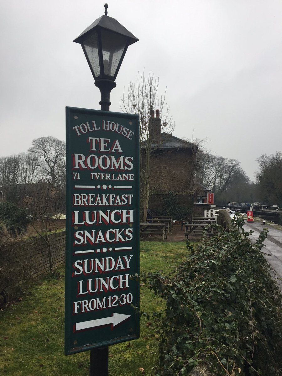 Familyonthecut's tweet photo. Great to see some proper #Handpainted #signage here at #lock89 #Cowley on the #Grandunion #alwayshandpaint https://t.co/zDsRPoDtBO