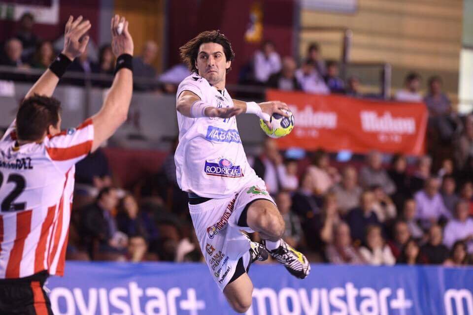 fedevieyra's tweet photo. Se luchó y se gano ⚔️🛡🦁 @ADEMARLEON #vamosademar #wavelightningz3 #mizunohandball 📷Javi Quintana https://t.co/SZUbClKus2