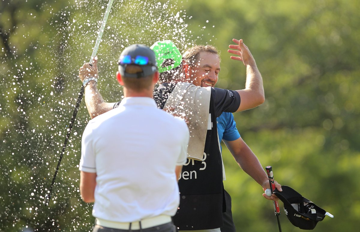 Sunshine_Tour's tweet photo. 🍾 🍾 🍾 

#JoburgOpen2017 https://t.co/xemJqLFGyO
