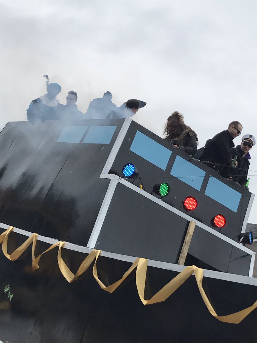 SOKGroesbeek's tweet photo. De laatste wagen passeert De Hoeve... de optocht door het #keukenvangelderland is hiermee afgelopen.. #groesbeek #carnaval #alaaf https://t.co/ajU77E1h8t
