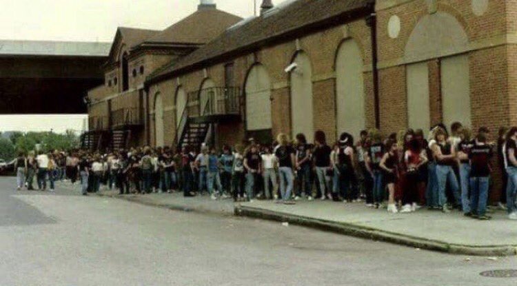 Hammerjacksnews's tweet image. #SendbackSunday 1987 Waiting to get in to a show! #LetsDoItAgain #Baltimore #Hammerjacks #concert #HairBandFilms