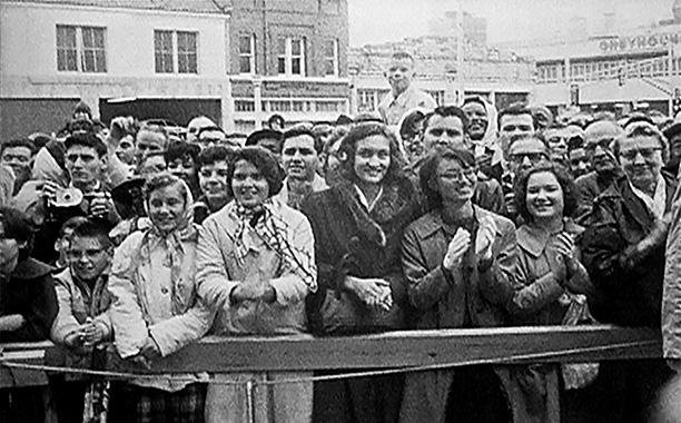 JeffreyGuterman's tweet photo. Bill Paxton RIP. Photo: Paxton (child raised above crowd) before #JFK emerges from Hotel Texas on November 22, 1963. #BillPaxton https://t.co/Fy07gr1zIA
