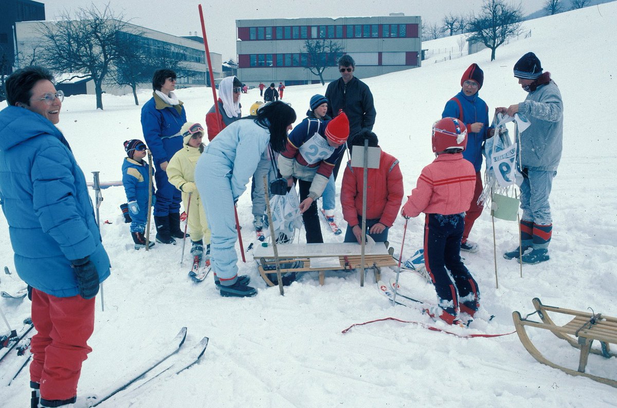 JacoBloek's tweet photo. An diesem Hang fand vor 31 Jahren unser FGOI-Dorfskirennen statt. Das Zielgelände ist inzwischen überbaut. #itingen #lausen #spaziergang https://t.co/NwMuGGwwhr