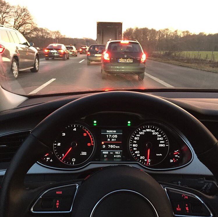 snmelz's tweet photo. "Melis Kar - Kibir" şarkısı çalsında trafikte olsam bile razıyım @MelisKarr https://t.co/macBKCE9DB