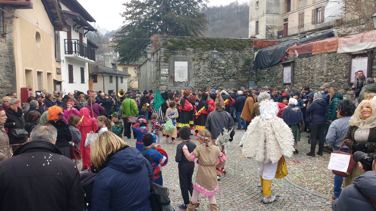 manchoa's tweet photo. Quest'anno il Branlu di #Mezzenile è stato fatto nella sua sede originale. #VallidiLanzo https://t.co/oREu9c01LV