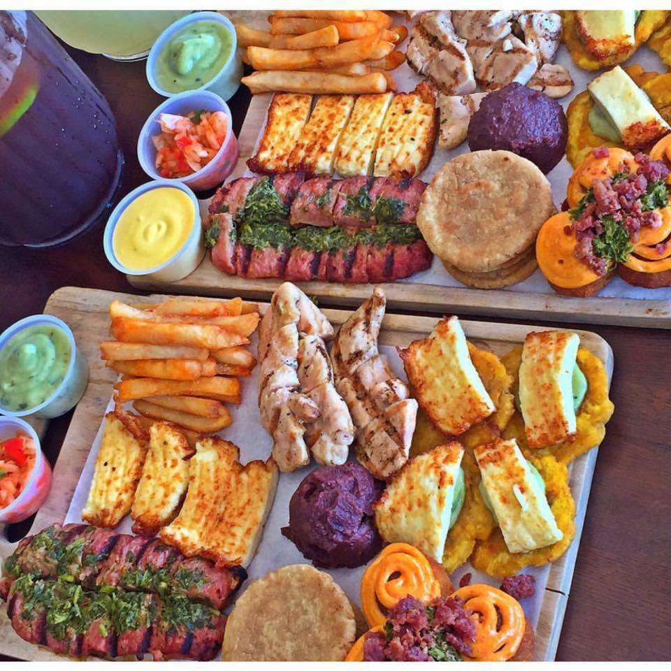 CAMINITOCHOCOS's tweet photo. Hoy es #DomingoRebárbaroEnFamilia: 2 picadas Rebárbaras + 1 pichel de té o limonada = $19.95. https://t.co/P1KTLf6Xn5