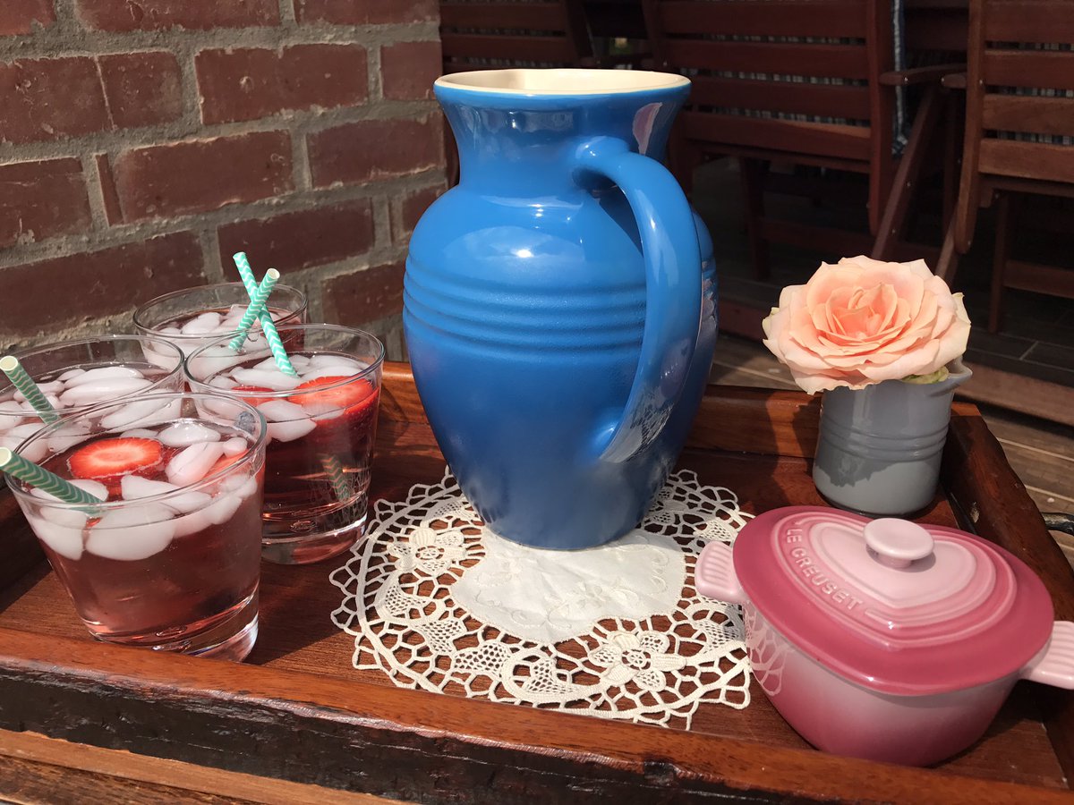 VintagePooch's tweet photo. @LeCreusetSA #LecreusetLove #lecreuset #heart #pink #mistgrey #marseille #jug 🍓💙🌸 https://t.co/6SO4AcMbK8