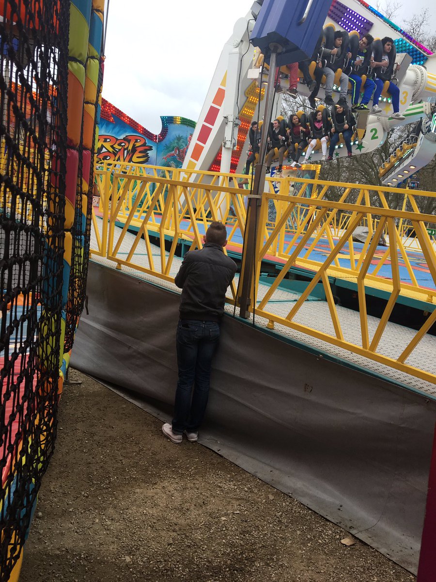 anaisarraiz47's tweet photo. Le mec fait sa vidéo en scret' 🤣🎢🎡 #FoireAuxPlaisirs #Bordeaux #TopScan #MondialRide #TsByMr @Tsmbp https://t.co/qvB64m4Pbn