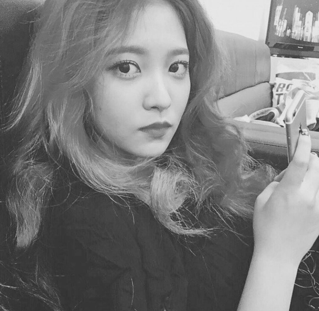 rvphrases's tweet photo. "Although I usually play &amp; joke around with the members, I become the opposite during the recording sessions. I focus on the music." — Yeri https://t.co/hjX8xG5sLB