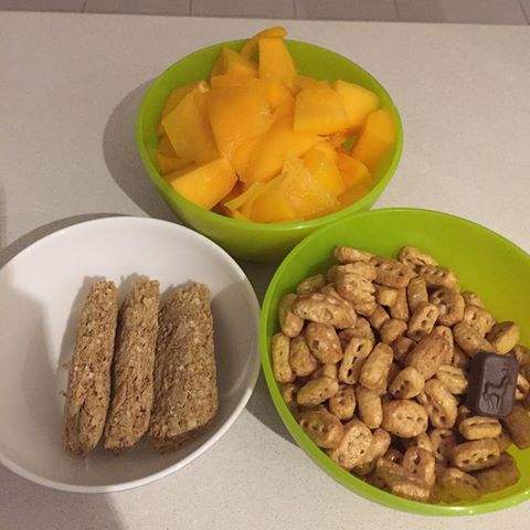 END_Faris's tweet photo. Macam makanan jatahan dari asrama sekolahan gitu........,,,,,, https://t.co/hLpwvXAfjT