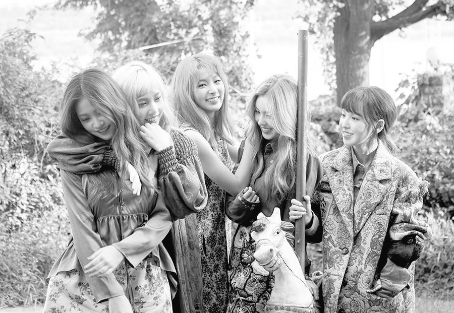 rvphrases's tweet photo. "I'd really like to be in a reality show with the Red Velvet members, where we can show more of our natural sides to fans."
— Joy https://t.co/bg57Jc7yDN