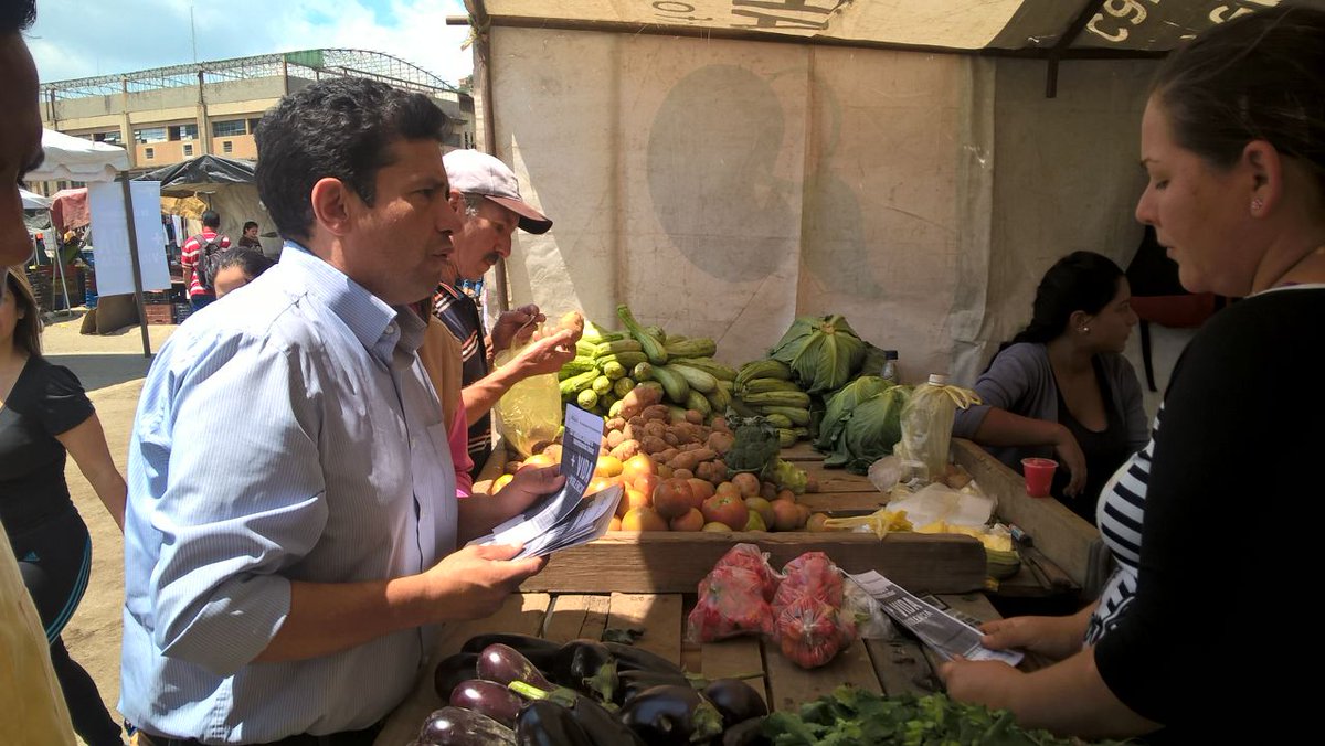_roberto2012's tweet photo. Promovimos nuestro proyecto de Ordenanza de Seguridad en el mercado de  la Av. José Arvelo de #LSTQ #SinDescansoPorGuaicaipuro #26Feb https://t.co/NPXjELNse7