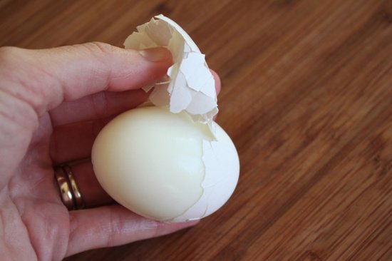 Add half a teaspoon of baking soda to the water when hard-boiling eggs to make the shells incredibly easy to peel off. #LifeHacks #DailyTips