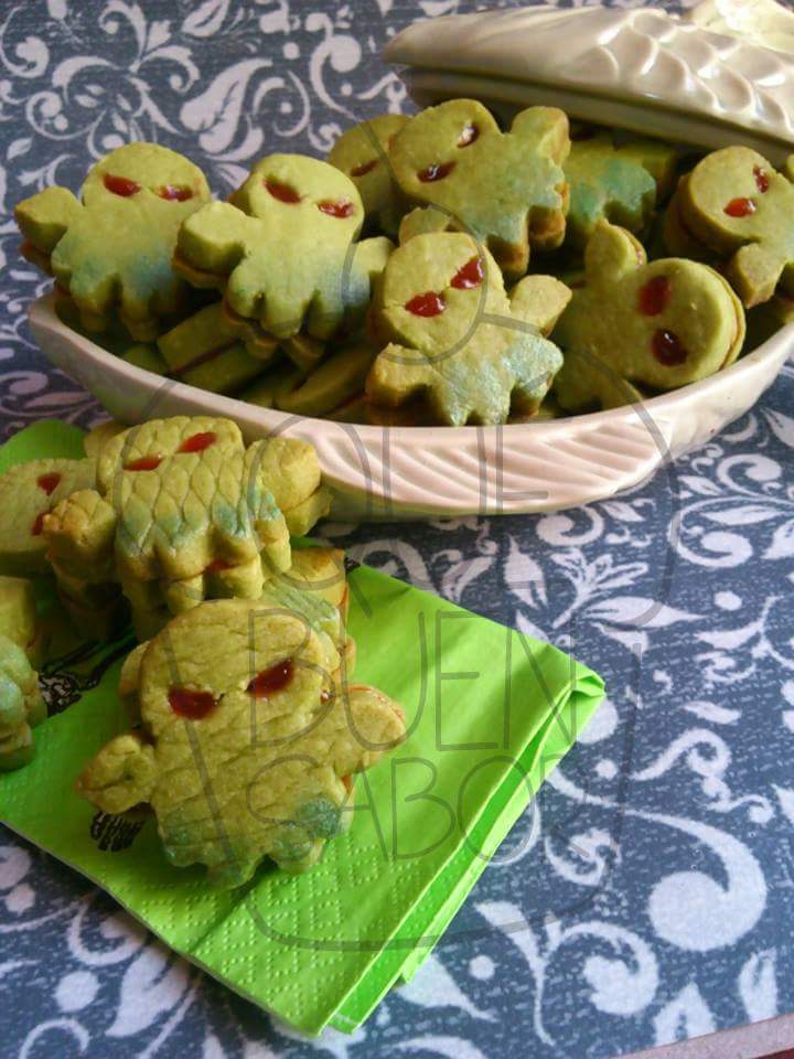 Desde la profundidad del horno #Cthulhu #Lovecraft galletas de matcha y almendras con relleno de mermelada de fresa.