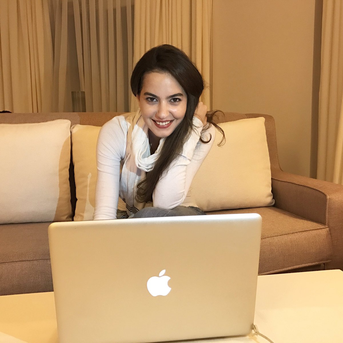 BodrumMasaliD's tweet photo. Aslı birazdan #BodrumMasalı Twitter hesabında! #AramakmışOysaSevmek https://t.co/hgE41Dxjki