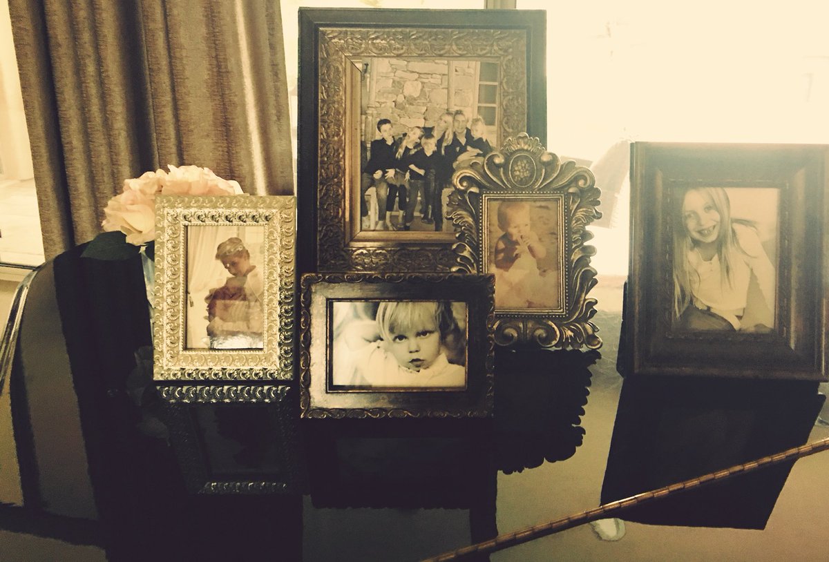 Genalee's tweet photo. Gena's beautiful family! 💜😘🌸 https://t.co/aklPhZ0hgL