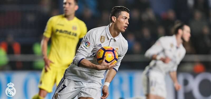 Bot18889170Bot's tweet photo. 🇪🇸試合結果🇪🇸
レアル・マドリード 3対2 ビジャレアル
BBCが揃い打ち合いを制する。
２位バルセロナとの勝ち点は変わらず。首位。
ベイル64 ロナウド 74 モラタ 83分 https://t.co/h6HNPRdUk7