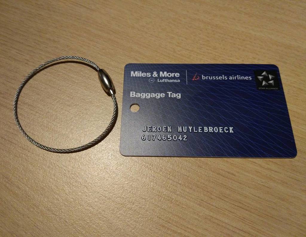jhuylebroeck's tweet image. Iemand enig idee hoe je deze "bagage tag" met de ingesloten metalen draad netjes bevestigt? #dtv #MysteriesOfLife