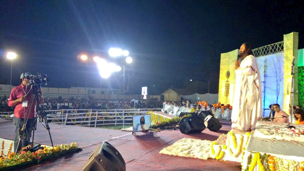 Gurudev's tweet photo. Gave a call to the Naxals to move from bullet to ballot. I understand their predicament &amp; their commitment for social justice. (2) https://t.co/jmVcBPnJAN