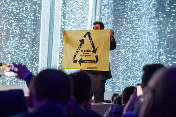 Greenpeace protester makes a guest appearance at Samsung’s keynote Greenpeace protester makes a guest appearance at Samsung’s keynote