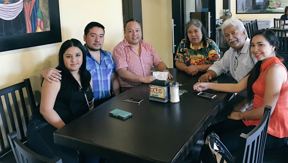 maestroley's tweet photo. Festejamos con un desayuno al ahijado Moy y al compa Moisés por sus cumpleaños #misade7 #tempraniosos https://t.co/2p38lwrmHv