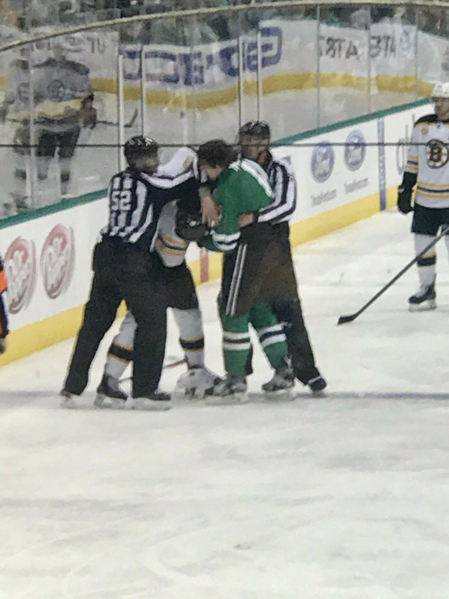 conceptress's tweet image. It&apos;s five for FIGHTING!
Love this ref!
#GoStars @DallasStars @muckbro16 #BoxingLessons