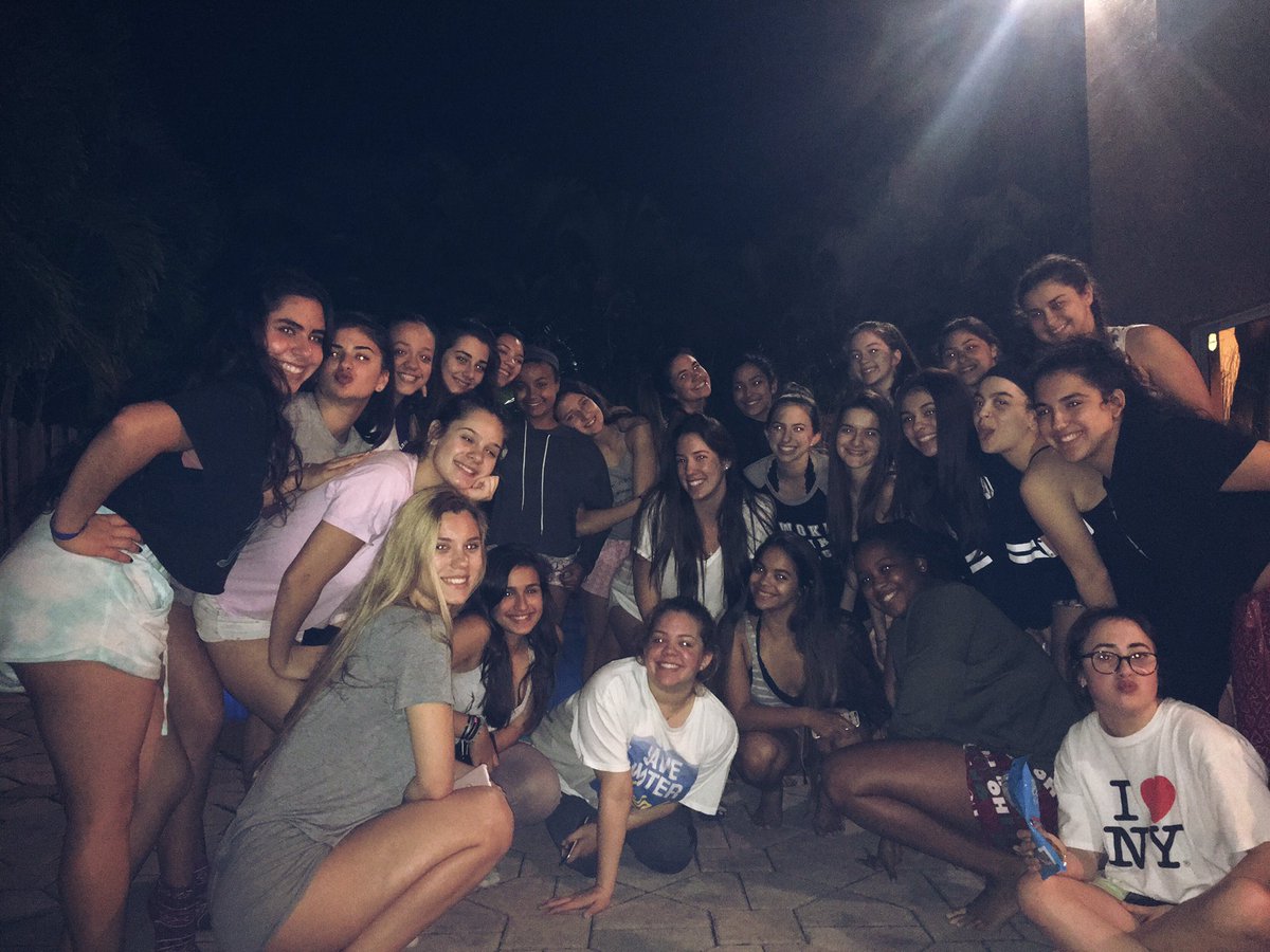 ariifornaris's tweet image. Win or lose, you girls made being captain such a great experience. Love you all deaaarly. #DAallday 🌻❤️