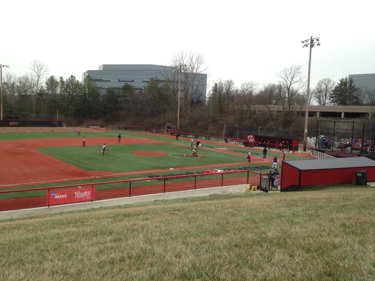 matjung7's tweet photo. @MaryvilleLAX out in the frigid cold to support our softball team #letsflytheW @musaintscup https://t.co/gC4b9LyrVN