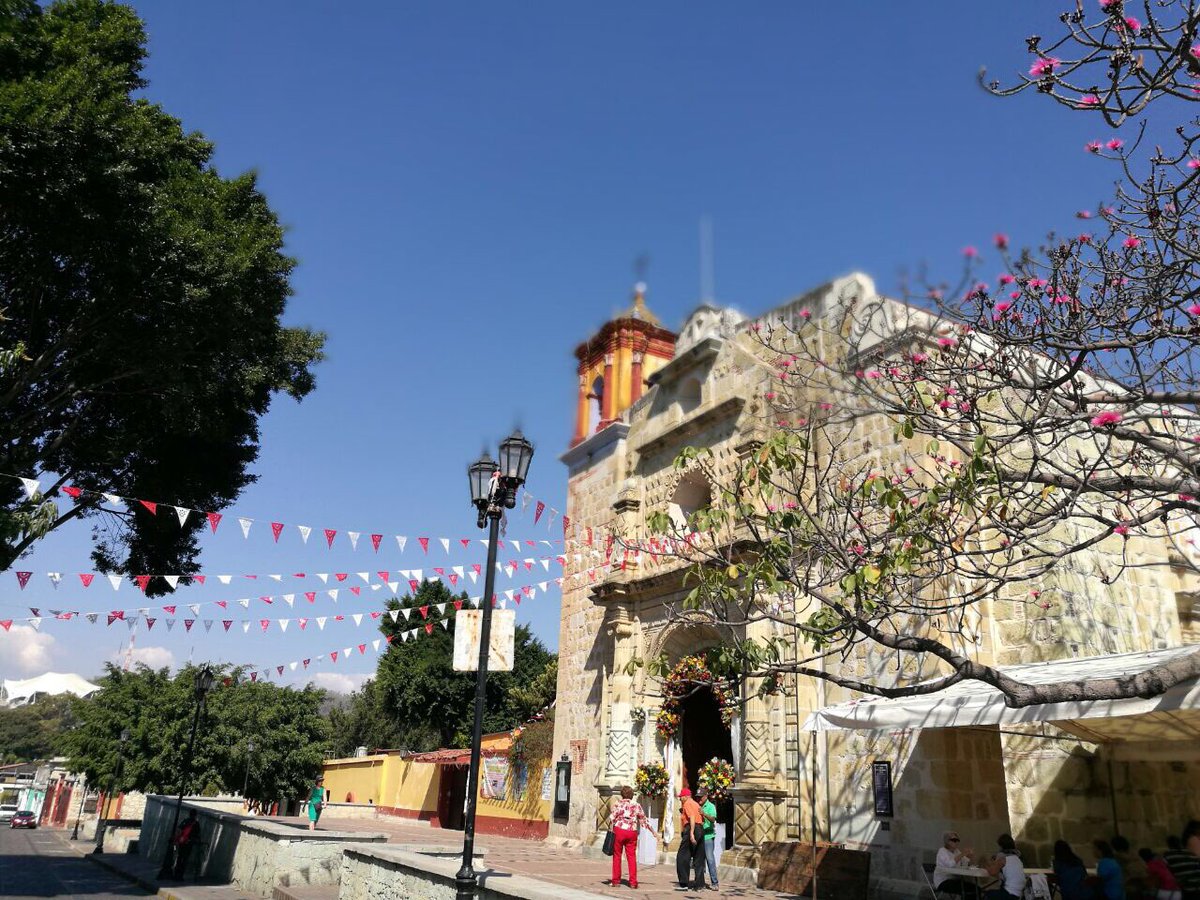 ZonaRoja_Oaxaca's tweet photo. ¿Problemas? Todo mundo los tiene. Mejor sonriamos a la vida, que siempre está llena de colores y muchas alegrías.
(Barrio de Jalatlaco) https://t.co/IMIY8zytuP