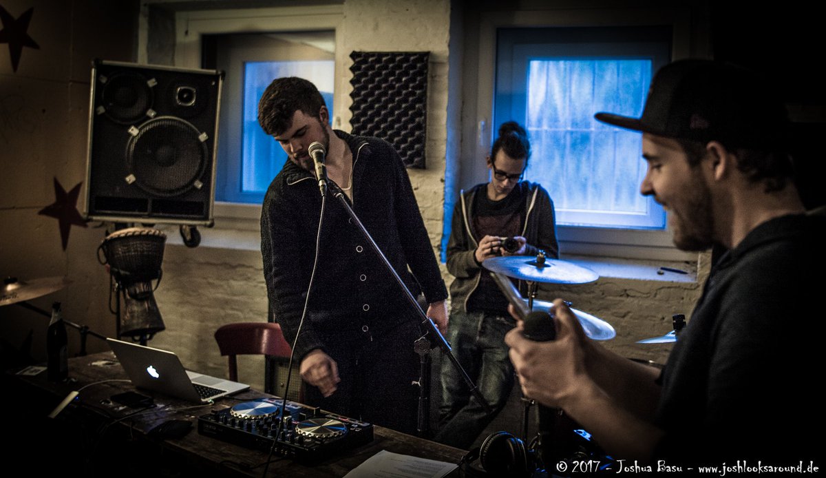 JoshLooksAround's tweet photo. #datRudel probt für den ersten Live-Auftritt.
Wir sind am Mittwoch am Start und filmen.
#5dmk2 filming #musicvideo https://t.co/x4LUdb587B