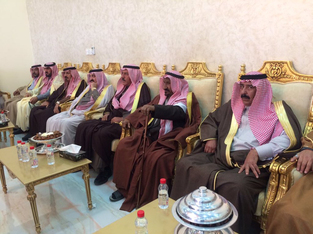 althanyian_'s tweet photo. صور من غداء  
الشيخ زقام الثنيان والشيخ فهد  لشيوخ شمر في ديوانه بقرية ابن ثنيان بمناسبة توقيع اتفاقية شمر للدية ١ https://t.co/RKUISZBbJz