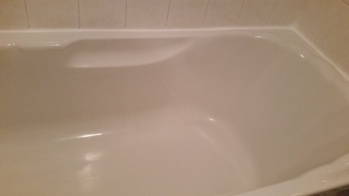 Don't think #Jamberry #nailwraps can't take hard work... I resealed the bath this weekend! #DIY #nailart #manicure #jamberryuk #nailwraps