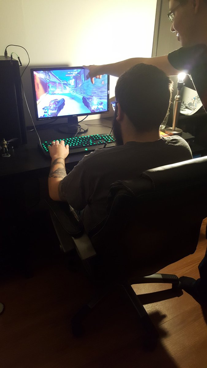 Dragonrlh's tweet photo. Spent the night playing games with friends and took turns playing overwatch with @Parasidian. Fun times. https://t.co/PKAcId3fyp