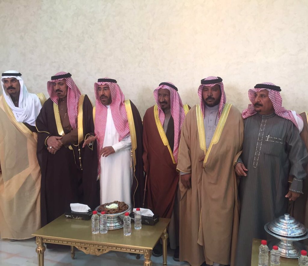 althanyian_'s tweet photo. صور من غداء  
الشيخ زقام الثنيان والشيخ فهد  لشيوخ شمر في ديوانه بقرية ابن ثنيان بمناسبة توقيع اتفاقية شمر للدية ٢ https://t.co/9z05qnjI73