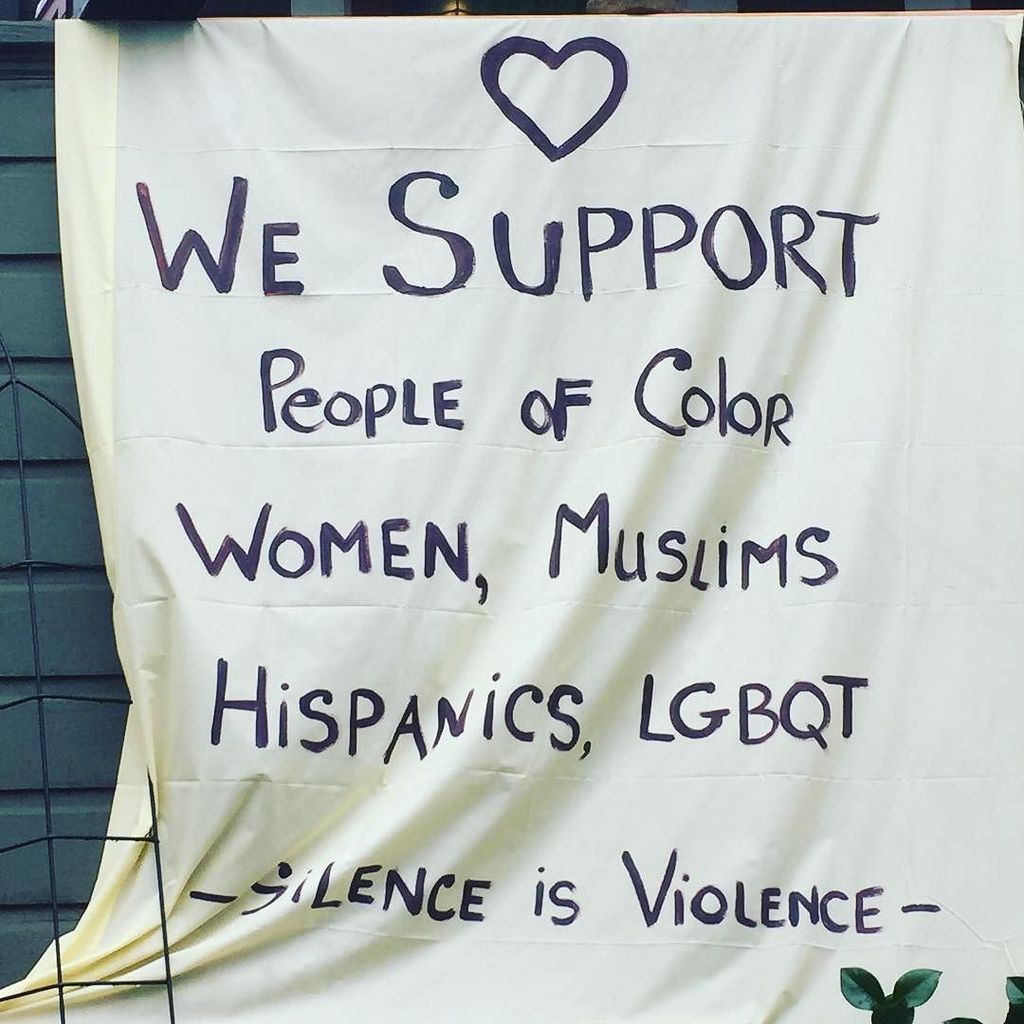 These homemade signs are all over Portland. ❤ our #sanctuarycity ift.tt/2mzJJ4w