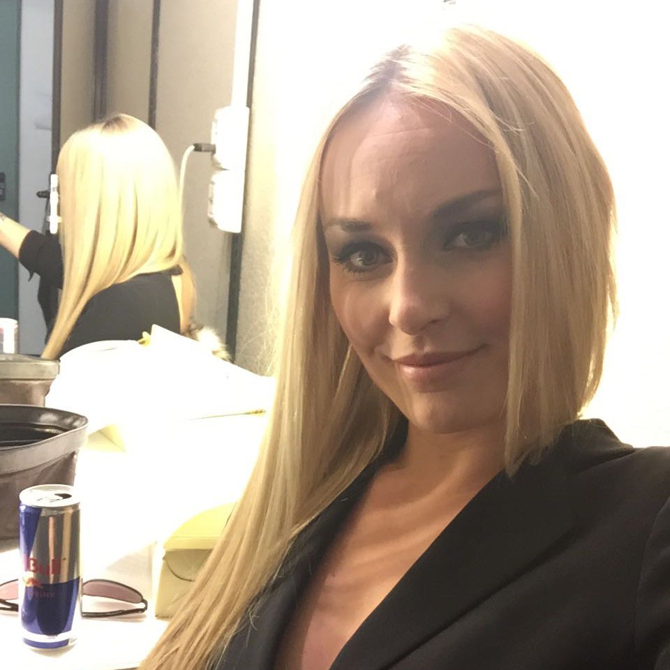 redbullITA's tweet photo. Dalle 20:30 @lindseyvonn è ospite a #chetempochefa. Selfie dai camerini ne abbiamo? 📸 https://t.co/rntX5M7KtC