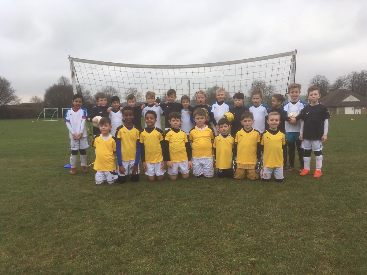 JuniorFoxes's tweet photo. Squad 📸 from recent games with Mansfield Town @pborojnrfoxes1 @oxonjuniorfoxes 
⚽👍🏻 https://t.co/0fZHQEd0vN