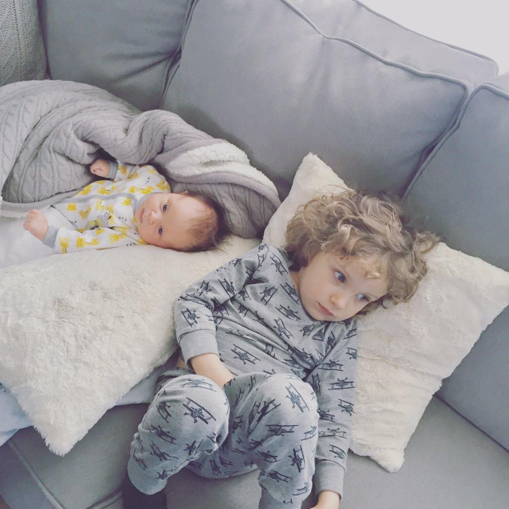 IconicStratus's tweet image. Sunday vibes, feeling so warm and loved with my loves. Talk about sibling goals.