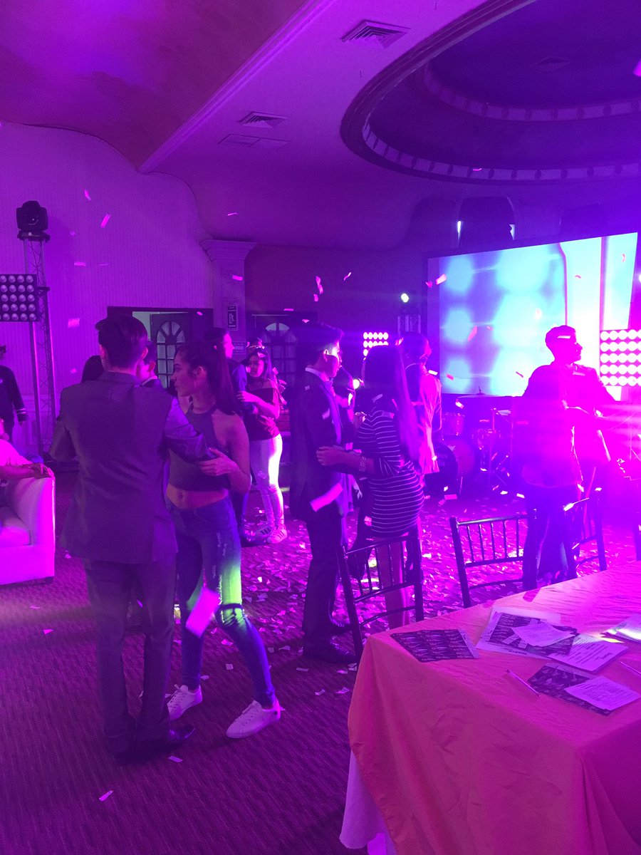 bequince_ballet's tweet photo. Vals de chavos de #BequinceBallet con las futuras quinceañeras de #CapitolioEventos 😁 #LightShowMusic https://t.co/QnlzHKXNGl