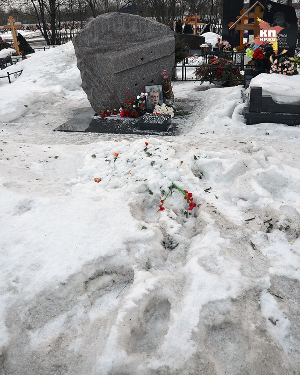 немцов кладбище. троекуровское кладбище могила немцова. немцов кладбище. могила бориса немцова на троекуровском кладбище. могила бориса немцова.