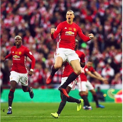 Le_BeauFootball's tweet photo. Grand bonhomme ! ZLATAN !
#MUFC#EFLCUP https://t.co/gCVk4oc6yK
