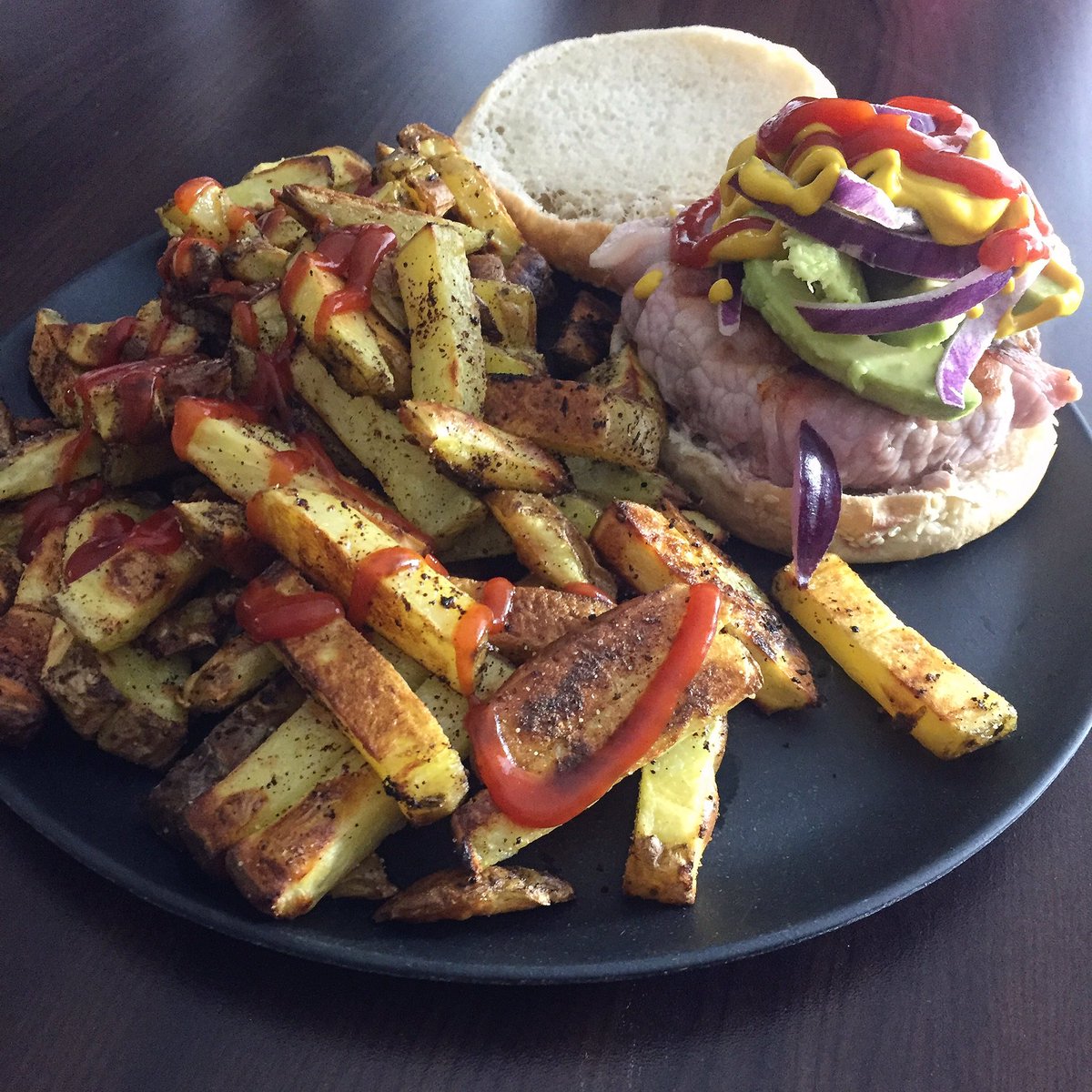 jaygeraghty_'s tweet photo. Bacon &amp; Avocado Burger with #90daysmtprogram Aromatic Fries 🤓! Absolutely delicious #burger #fries #smtme #lean2017 https://t.co/d0OF4DUkMN