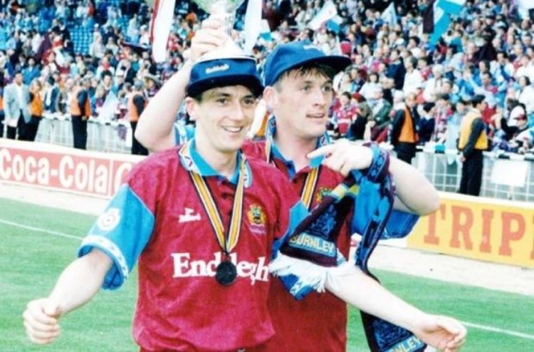Happy 53rd Birthday to one of Gary\s best friends David Eyres!  