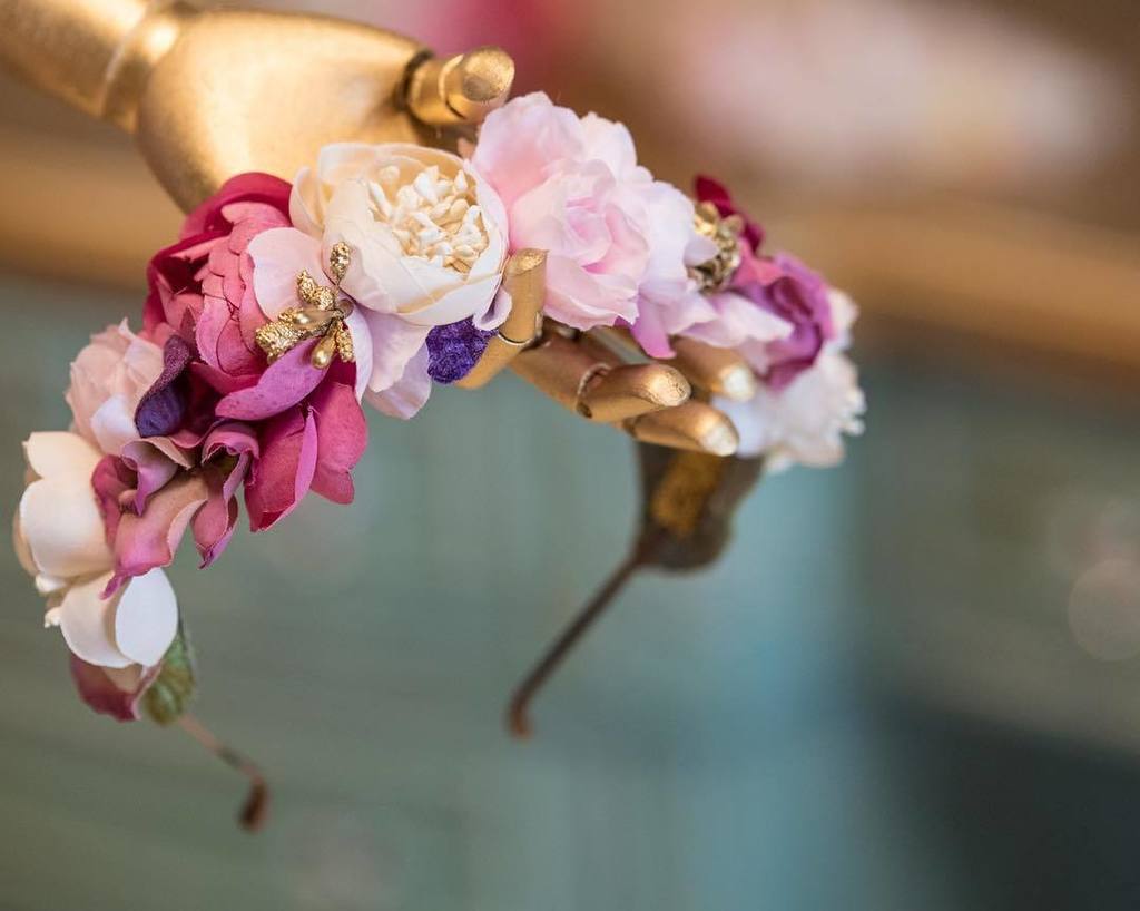 Sisterstocados's tweet photo. Una vida llena de flores.
Imagen de @donbuhoestudio
#sisterstocados #coronasdeflores #flowercrowns #diademas #headb… https://t.co/eyv2ZJ6FQG