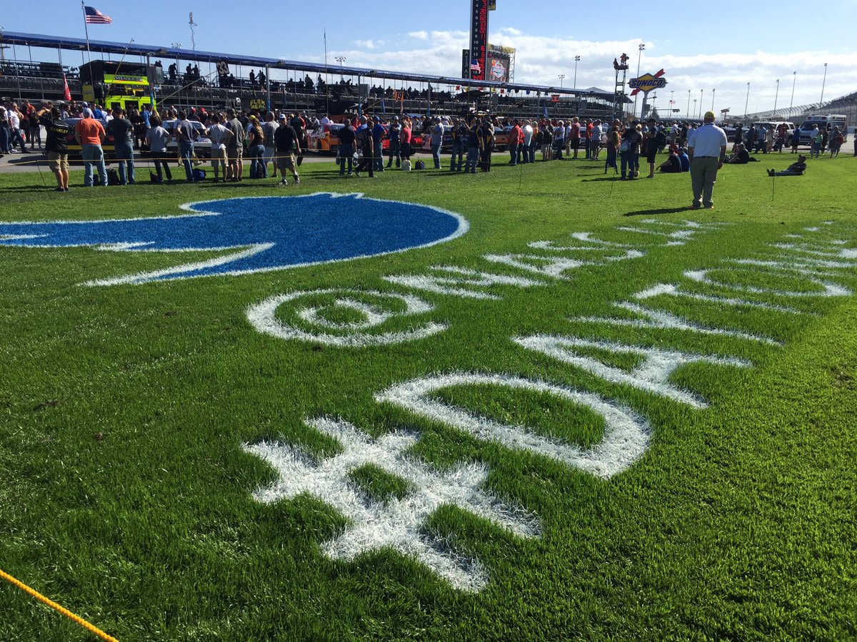 RAGrayUSA's tweet photo. Throwing back to an amazing #Daytona500 2016... #DaytonaRising #LoveWhereYouWorked #LoveWhoYouWorkedWith #MustLoveSports https://t.co/9vhrMhAA6h